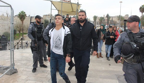 الاحتلال يعتقل 3 مواطنين بينهم فتاة في القدس المحتلة الاحتلال يعتقل 3 مواطنين بينهم فتاة في القدس المحتلة