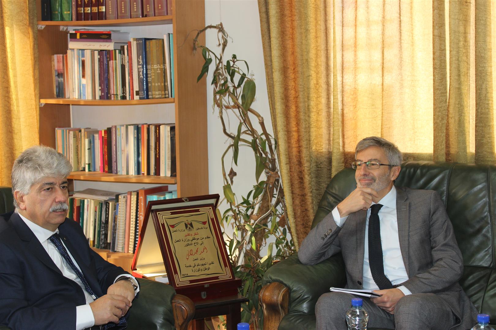 د. مجدلاني يلتقي القنصل الفرنسي وثمن موقف فرنسا ويدعوها للاعتراف بالدولة الفلسطينية د. مجدلاني يلتقي القنصل الفرنسي وثمن موقف فرنسا ويدعوها للاعتراف بالدولة الفلسطينية