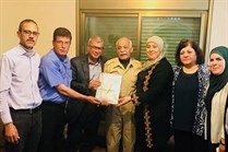 قراقع وغنام وفارس يكرمون اول اسير فلسطيني ابو بكر حجازي قراقع وغنام وفارس يكرمون اول اسير فلسطيني ابو بكر حجازي