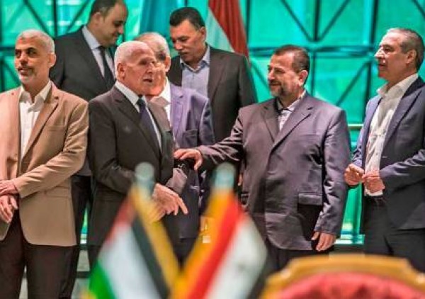 فتح وحماس يستأنفان المصالحة من جديد.. وتعهد مصري بضغط “كامل” فتح وحماس يستأنفان المصالحة من جديد.. وتعهد مصري بضغط “كامل”