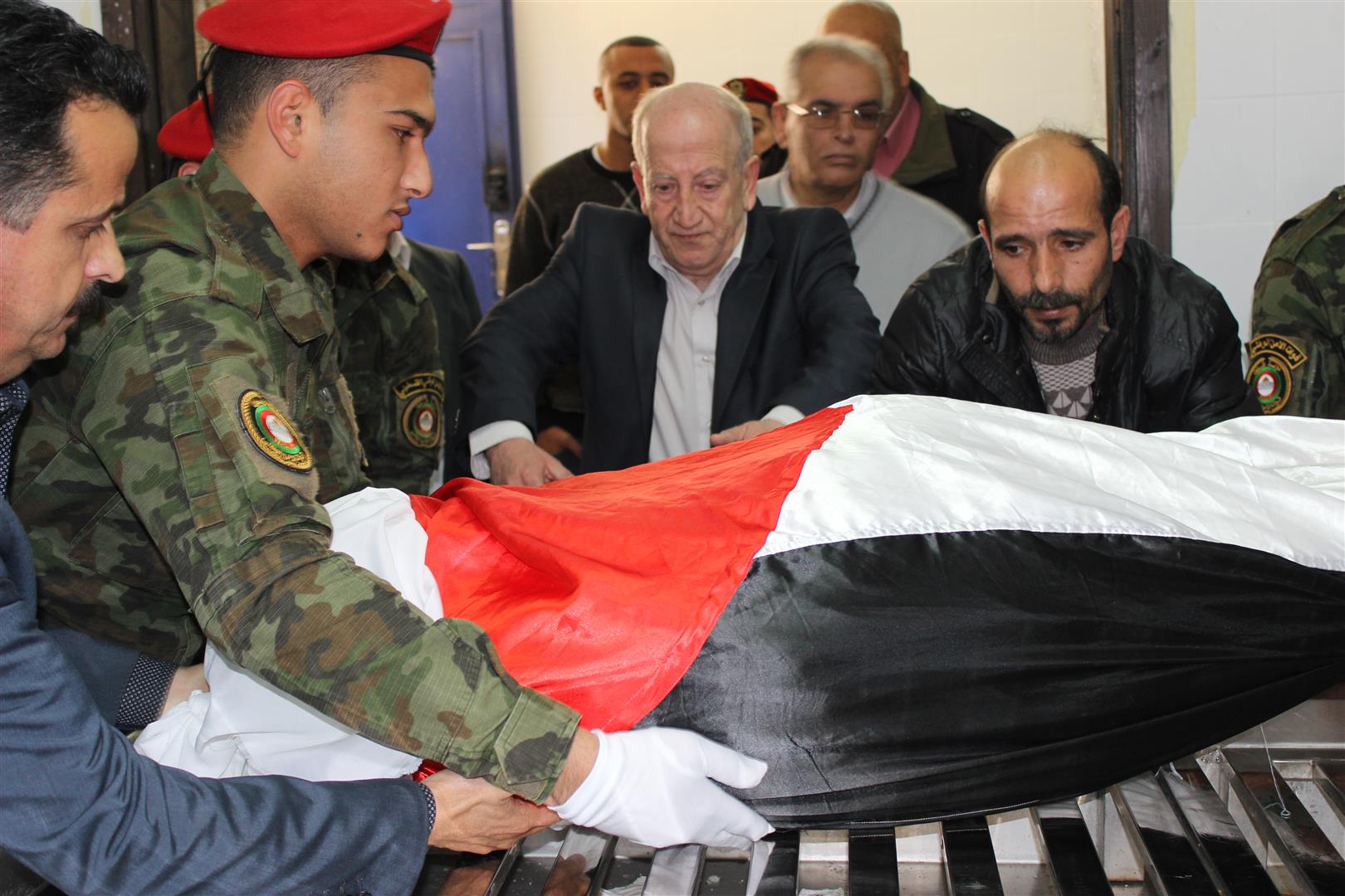 بجنازة عسكرية تشييع جثمان المناضل الراحل الفتياني في رام الله بمشاركة رسمية وشعبية