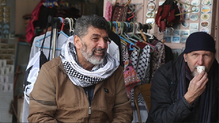 “المحتسب”.. فلسطيني يرفض الملايين ويتمسك بمنزله في الخليل “المحتسب”.. فلسطيني يرفض الملايين ويتمسك بمنزله في الخليل
