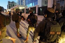 اعتقال 19 مواطنا بالضفة من بينهم أم شهيد وزوجة أسير اعتقال 19 مواطنا بالضفة من بينهم أم شهيد وزوجة أسير