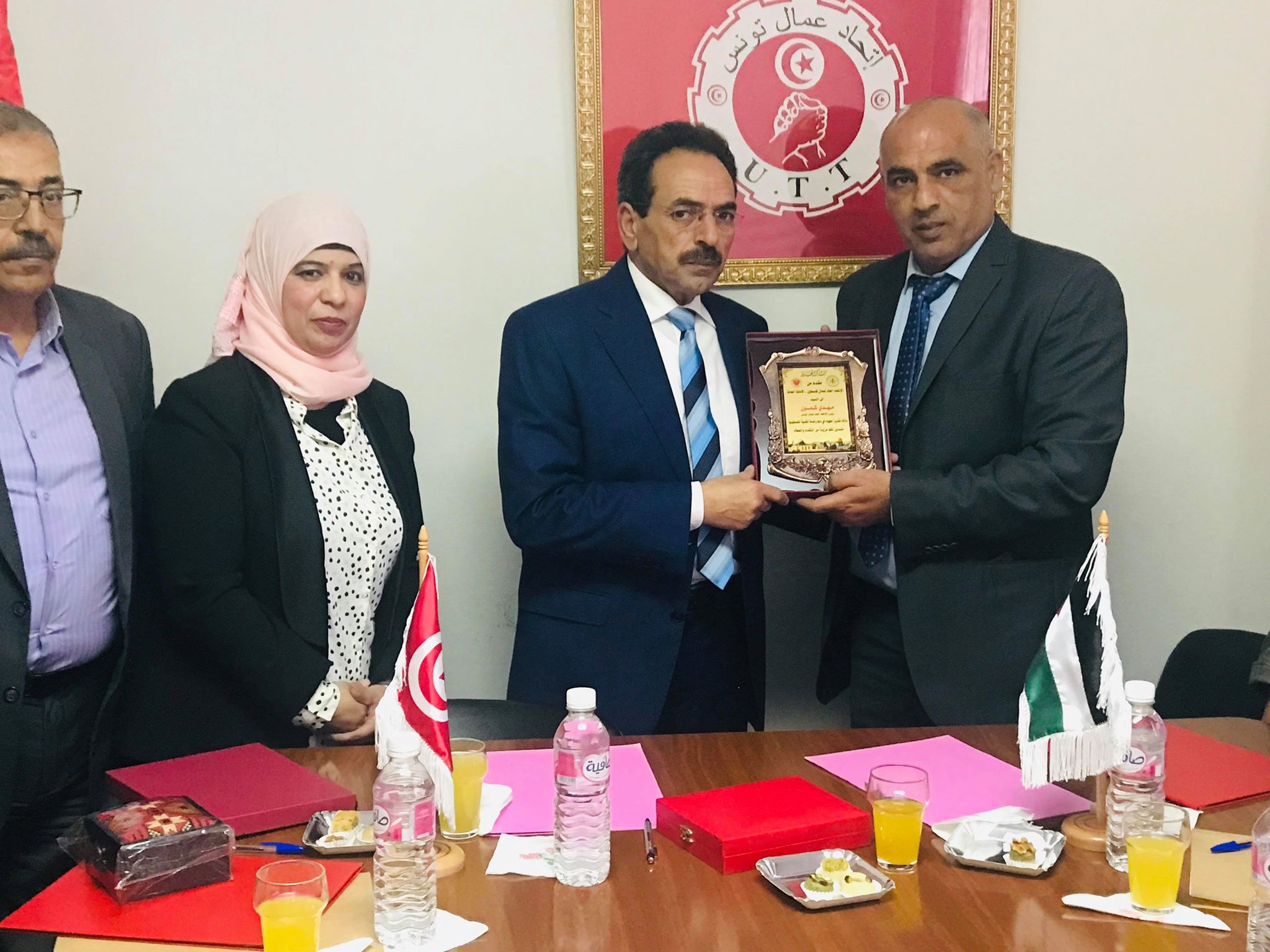 زيارة مهمة للاتحاد العام لعمال فلسطين إلى تونس وتوقيع اتفاقيات تعاون مع اتحاد عمال تونس ودوائر المرأة في الاتحادين زيارة مهمة للاتحاد العام لعمال فلسطين إلى تونس وتوقيع اتفاقيات تعاون مع اتحاد عمال تونس ودوائر المرأة في الاتحادين
