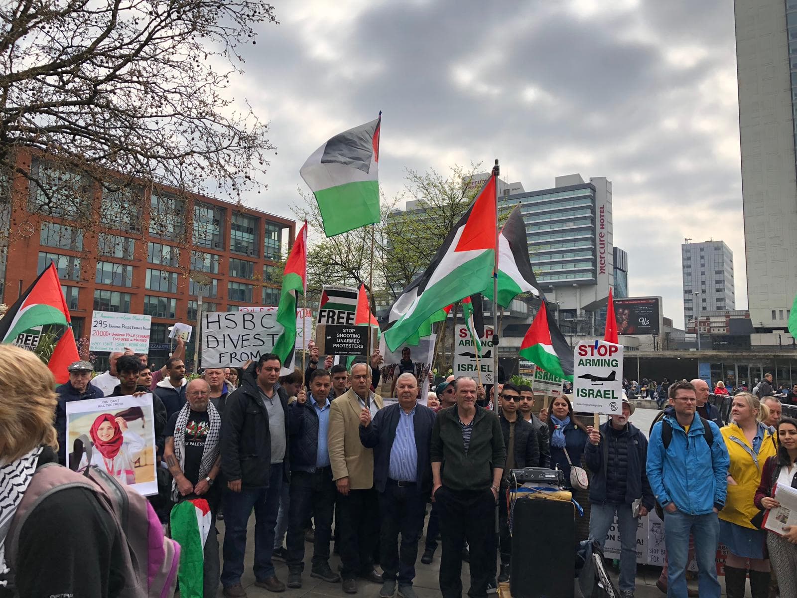 الجالية الفلسطينية في بريطانيا تشارك في فعاليات يوم الأرض الجالية الفلسطينية في بريطانيا تشارك في فعاليات يوم الأرض