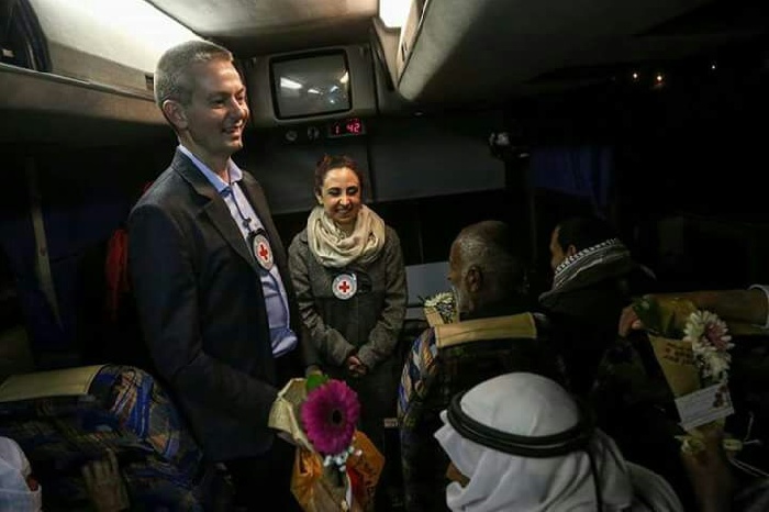 11 من ذوي أسرى غزة يزورون 8 من أبنائهم بـ “نفحة”