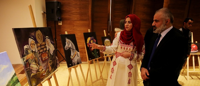 جيهان أبو عمر تفتتح معرضها “كلام الضوء” في متحف درويش جيهان أبو عمر تفتتح معرضها “كلام الضوء” في متحف درويش