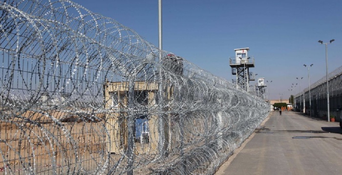 إدارة سجن “عوفر” تشدد من إجراءاتها ضد المعتقلين إدارة سجن “عوفر” تشدد من إجراءاتها ضد المعتقلين