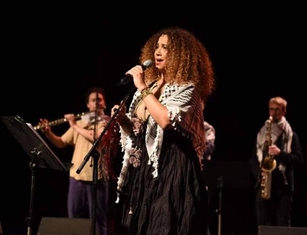الفنانة التونسية غالية بن علي تغني في مهرجان الكمنجاتي برام الله الفنانة التونسية غالية بن علي تغني في مهرجان الكمنجاتي برام الله