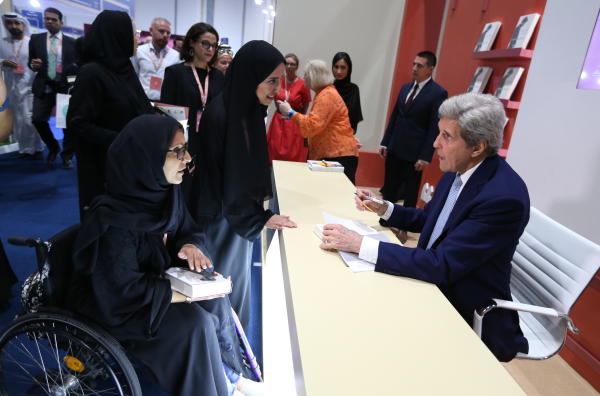جون كيري يوقع كتابه “كل يوم إضافة” بمعرض أبوظبي الدولي للكتاب جون كيري يوقع كتابه “كل يوم إضافة” بمعرض أبوظبي الدولي للكتاب