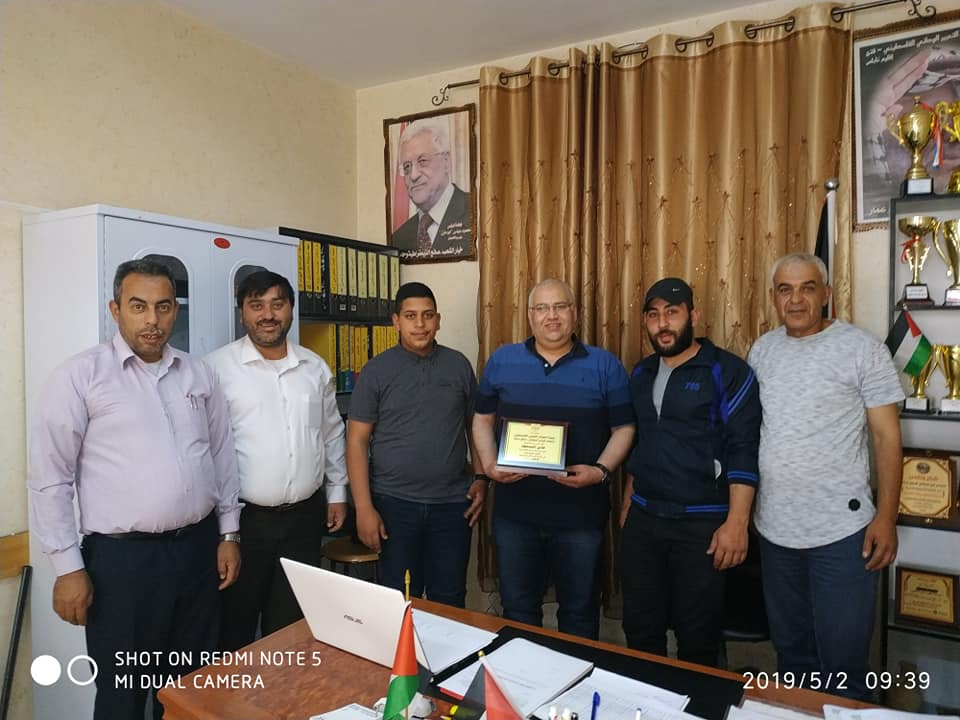 النضال الشعبي تزور مدرسة برقة الثانوية وتكرم مديرها النضال الشعبي تزور مدرسة برقة الثانوية وتكرم مديرها