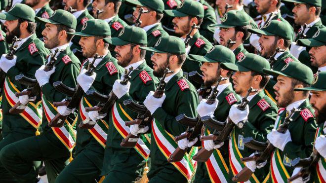 الحرس الثوري الإيراني يهدد بإغراق سفن أميركية بـ”أسلحة سرية” الحرس الثوري الإيراني يهدد بإغراق سفن أميركية بـ”أسلحة سرية”