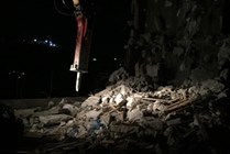 عائلة فلسطينية تهدم منزلها مرغمة بالقدس عائلة فلسطينية تهدم منزلها مرغمة بالقدس