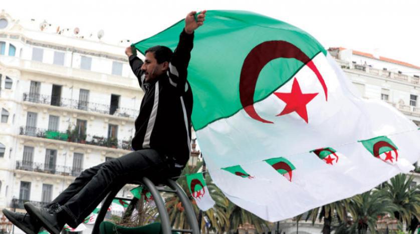 قائد الجيش: علم الجزائر هو الوحيد المسموح برفعه خلال التظاهرات قائد الجيش: علم الجزائر هو الوحيد المسموح برفعه خلال التظاهرات
