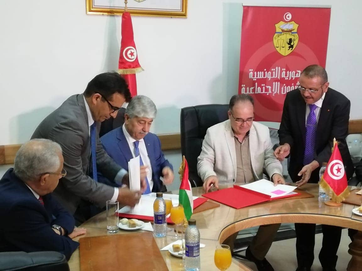 د. مجدلاني يوقع من نظيره التونسي اتفاقية تعاون في مجال التنمية الاجتماعية بين فلسطين وتونس د. مجدلاني يوقع من نظيره التونسي اتفاقية تعاون في مجال التنمية الاجتماعية بين فلسطين وتونس