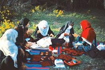 فيلم “خيوط من حرير” ينسج الرحلة إلى الوطن الأول فيلم “خيوط من حرير” ينسج الرحلة إلى الوطن الأول