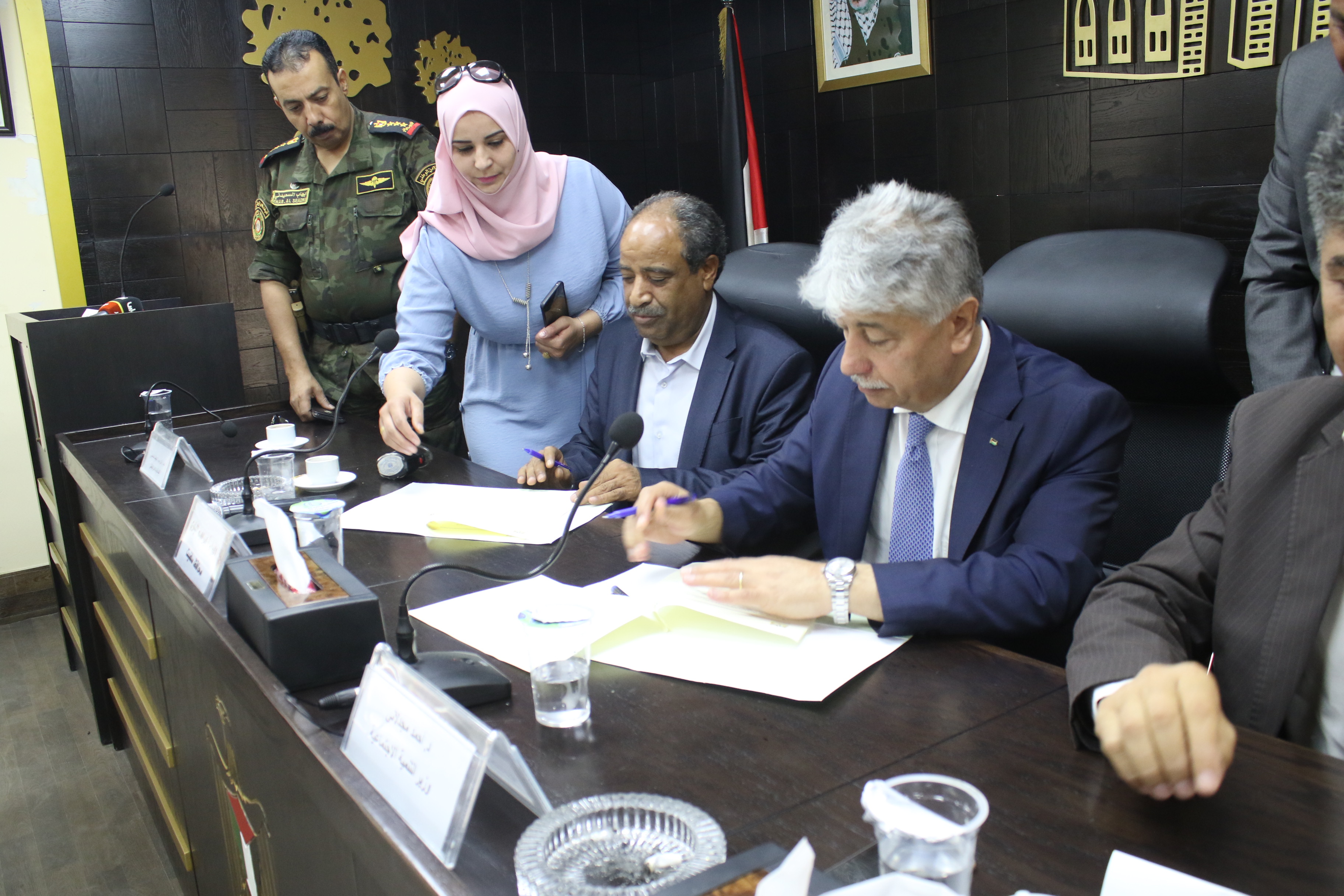 خلال توقيع مذكرة التفاهم الخاصة “بالبوابة الموحدة للمساعدات” د. مجدلاني البوابة الموحدة للمساعدات هي بوابة النزاهة والشفافية والمساواة خلال توقيع مذكرة التفاهم الخاصة “بالبوابة الموحدة للمساعدات” د. مجدلاني البوابة الموحدة للمساعدات هي بوابة النزاهة والشفافية والمساواة