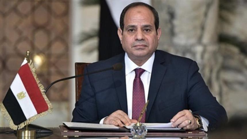 الرئيس المصري يؤكد أن بلاده تحتاج إلى موازنة لا تقل عن تريليون دولار لحل مشاكلها الرئيس المصري يؤكد أن بلاده تحتاج إلى موازنة لا تقل عن تريليون دولار لحل مشاكلها