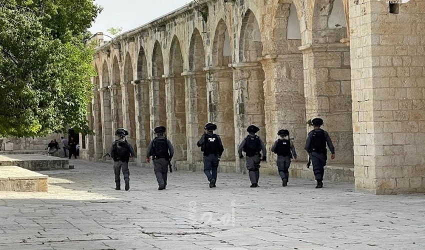 انتهاكات مستمرة لقوات الاحتلال والمستوطنين في القدس والشيخ جراح: اعتقالات واقتحام للأقصى انتهاكات مستمرة لقوات الاحتلال والمستوطنين في القدس والشيخ جراح: اعتقالات واقتحام للأقصى