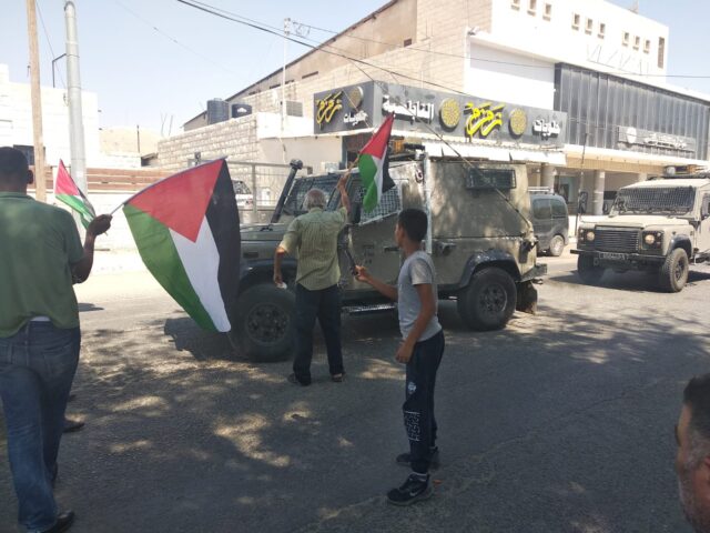 بالصور النضال الشعبي بأريحا خلال الاعتصام التضامني مع الأسرى المضربين عن الطعام أمام مقر الصليب الأحمر بالصور النضال الشعبي بأريحا خلال الاعتصام التضامني مع الأسرى المضربين عن الطعام أمام مقر الصليب الأحمر