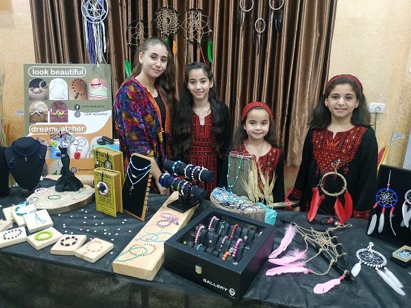3 طفلات يبدعن في انتاج حلي النساء في طولكرم