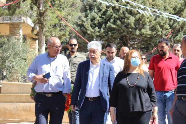 بالصورة زيارة ضريح د.سمير غوشه فارس القدس بالذكرى الـ12 لوفاته