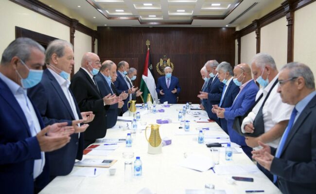 الرئيس يترأس اجتماع اللجنة التنفيذية ويؤكد أهمية ترتيب الأوضاع الفلسطينية الداخلية واستمرار نضال شعبنا حتى إنهاء الاحتلال الرئيس يترأس اجتماع اللجنة التنفيذية ويؤكد أهمية ترتيب الأوضاع الفلسطينية الداخلية واستمرار نضال شعبنا حتى إنهاء الاحتلال