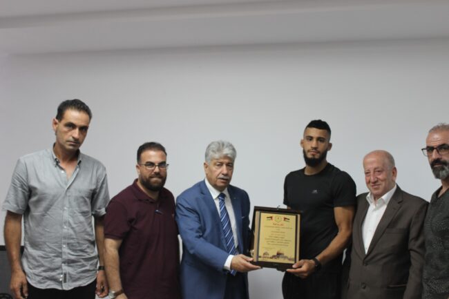 خلال تكريمه البطل الرياضي يزن جابر د.مجدلاني نفتخر بهذا الانجاز لدولة فلسطين وشباب النضال يرعى الرياضة بكل أنواعها