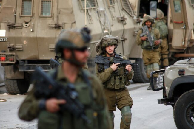 الاحتلال يعتقل 4 مواطنين من القدس والضفة