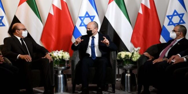 بينيت يلتقي وزيرين من الإمارات والبحرين