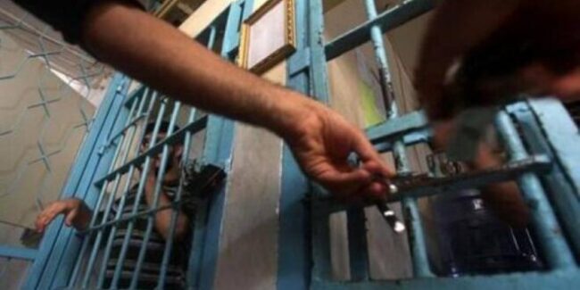الاحتلال يعزل الأسير علاء الأعرج في زنزانة قذرة ويحرمه من الأغطية