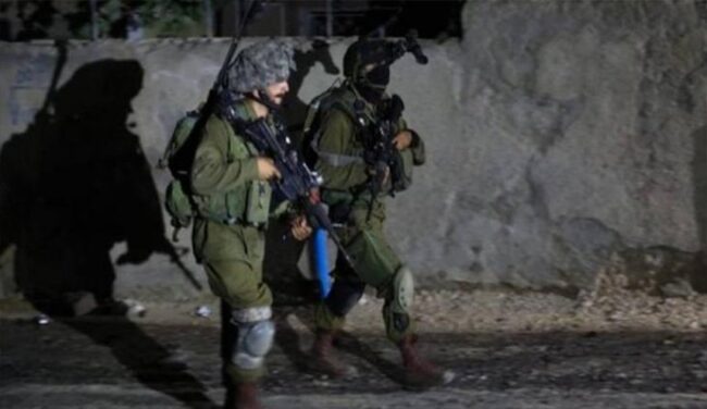 اعتقال 12 مواطنا بالضفة