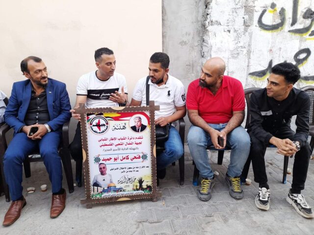 وفد من دائرة الشباب يقدم التهنئة للاسير ابو حميد بعد قضاء ١٩ عاما بسجون الاحتلال