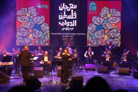 تحت شعار “صرارة بتسند حجر”- انطلاق أولى أمسيات مهرجان فلسطين الدولي 2022