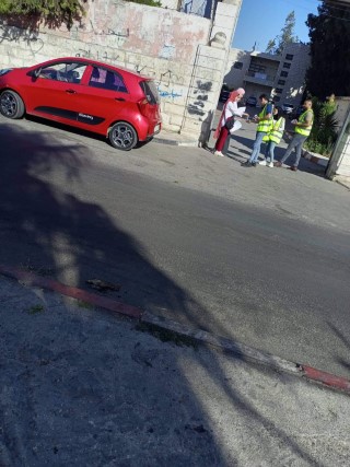 نضال الطلبة توزع المياه والاقلام على طلبة الثانوية العامة في مدرستي سمير سعد الدين والعائشية في نابلس