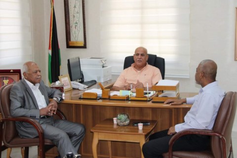 وفد من النضال الشعبي يزور بلدية أريحا