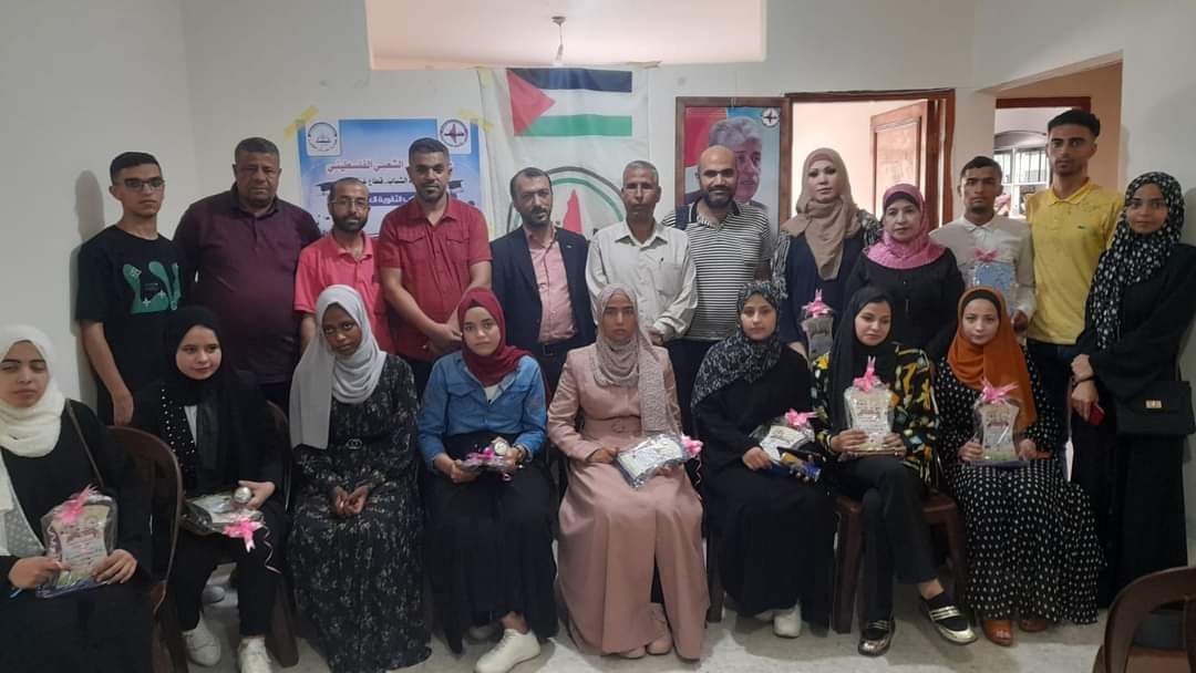 دائرة الشباب تكرم طلاب الثانوية العامة في رفح والوسطى