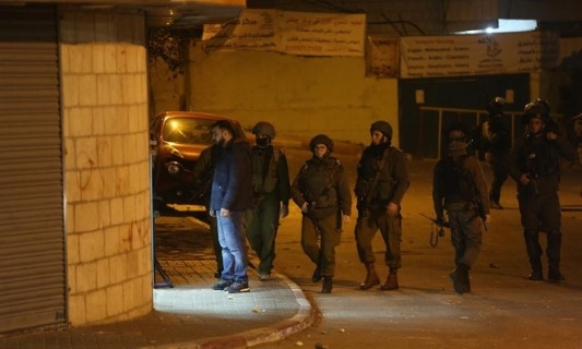 الاحتلال يشن حملة اعتقالات واسعة بالقدس والضفة الغربية الاحتلال يشن حملة اعتقالات واسعة بالقدس والضفة الغربية