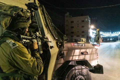 الاحتلال يصيب فتى ويشن حملة اعتقالات واسعة بالضفة والقدس الاحتلال يصيب فتى ويشن حملة اعتقالات واسعة بالضفة والقدس