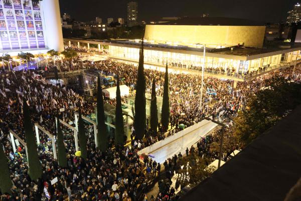 عشرات الآلاف يتظاهرون في تل أبيب وحيفا والقدس ضد حكومة نتنياهو وسياساتها عشرات الآلاف يتظاهرون في تل أبيب وحيفا والقدس ضد حكومة نتنياهو وسياساتها