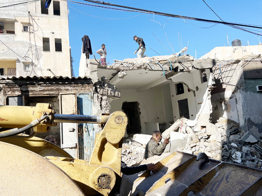 “عنق الزجاجة” يهدد الاستقرار الأسري والأمن المعيشي لـ 62 عائلة في مخيم الشاطئ “عنق الزجاجة” يهدد الاستقرار الأسري والأمن المعيشي لـ 62 عائلة في مخيم الشاطئ