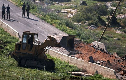 قرار بالاستيلاء على 45 دونماً في دير إستيا والمستوطنون يستهدفون مساحات واسعة قرار بالاستيلاء على 45 دونماً في دير إستيا والمستوطنون يستهدفون مساحات واسعة
