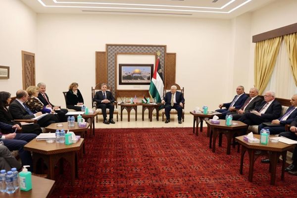 الرئيس خلال لقائه وزير الخارجية الأميركي: نحمل الحكومة الإسرائيلية مسؤولية ما يحدث اليوم من ممارسات تقوض حل الدولتين الرئيس خلال لقائه وزير الخارجية الأميركي: نحمل الحكومة الإسرائيلية مسؤولية ما يحدث اليوم من ممارسات تقوض حل الدولتين