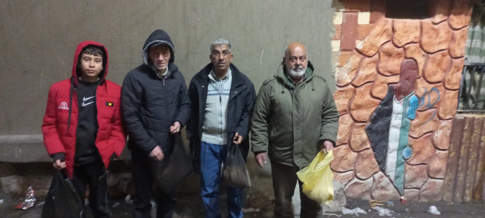النضال الشعبي الفلسطيني تساعد الأهالي بالعاصفة الثلجية في مخيم الجليل النضال الشعبي الفلسطيني تساعد الأهالي بالعاصفة الثلجية في مخيم الجليل