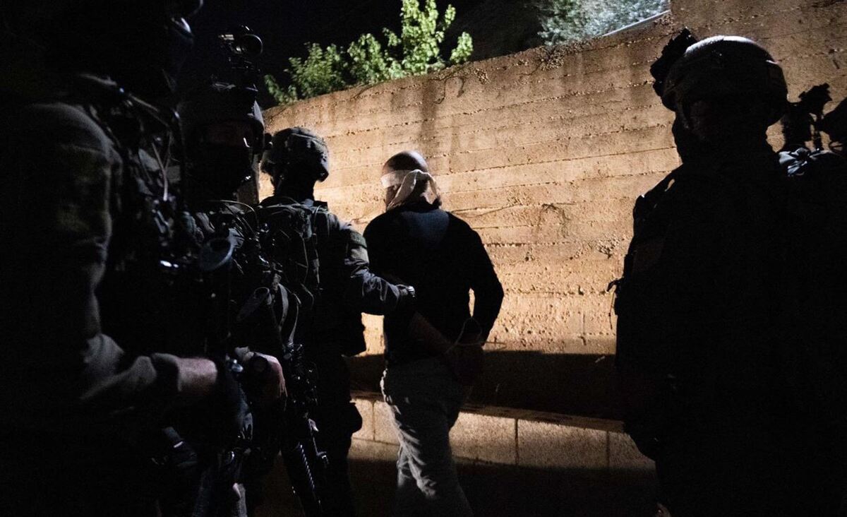 الاحتلال يعتقل شاباً من القدس المحتلة الاحتلال يعتقل شاباً من القدس المحتلة