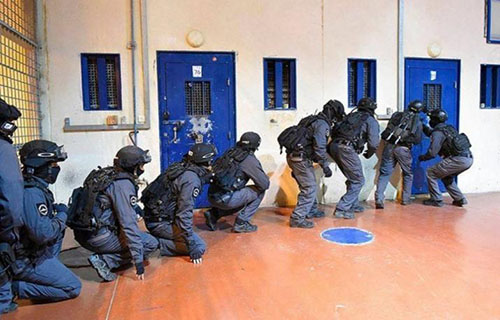 اعتداء على الأسرى في “النقب” والعصيان يتواصل في مختلف السجون اعتداء على الأسرى في “النقب” والعصيان يتواصل في مختلف السجون