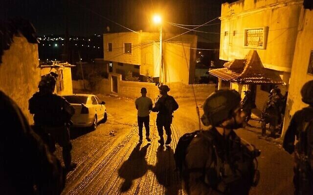 الاحتلال يشن حملة اعتقالات في الضفة الغربية الاحتلال يشن حملة اعتقالات في الضفة الغربية