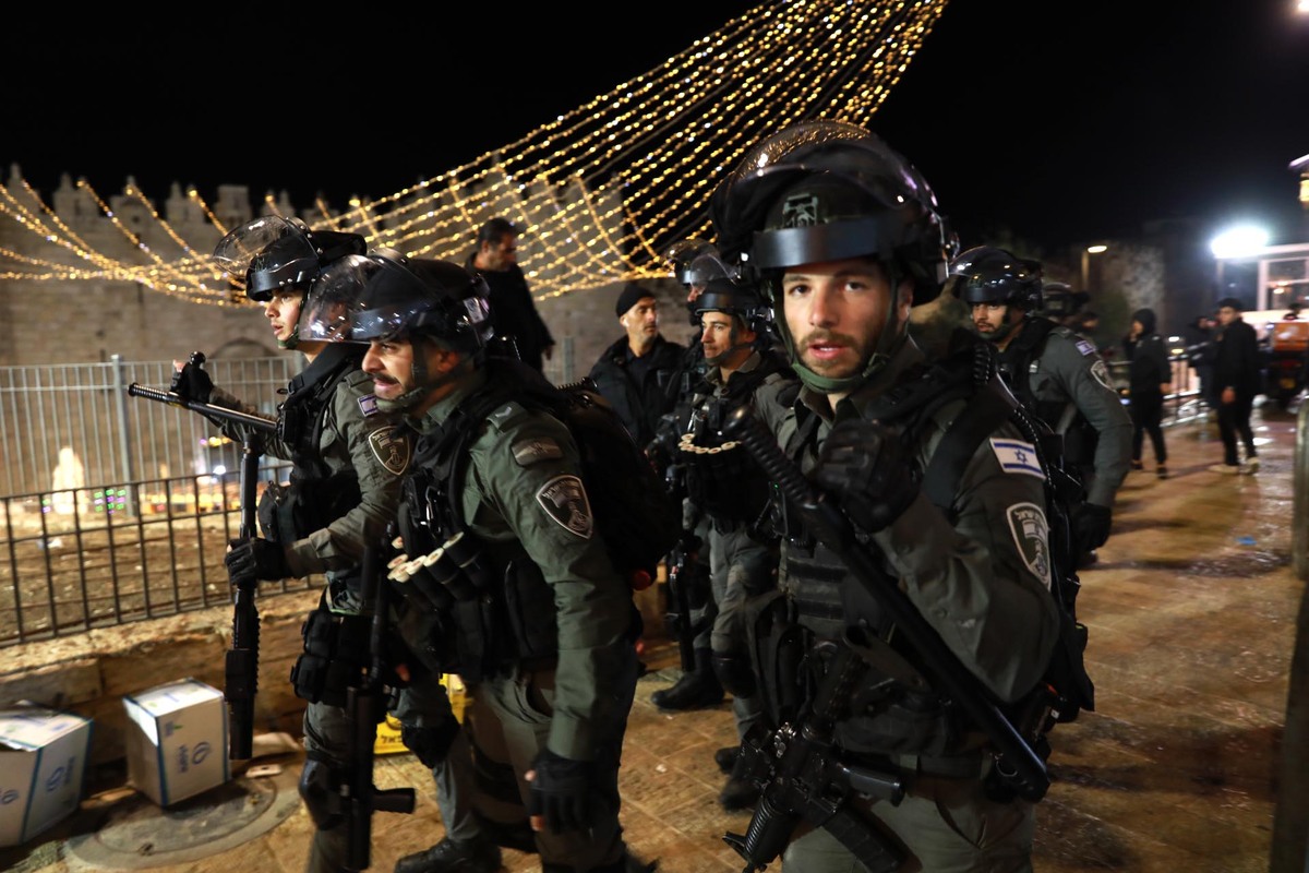 الاحتلال يعتقل شاباً بعد الاعتداء عليه في القدس الاحتلال يعتقل شاباً بعد الاعتداء عليه في القدس