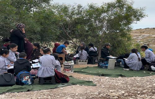 مدرسة التحدي 5.. التعليم في العراء وتحت أشعة الشمس مدرسة التحدي 5.. التعليم في العراء وتحت أشعة الشمس