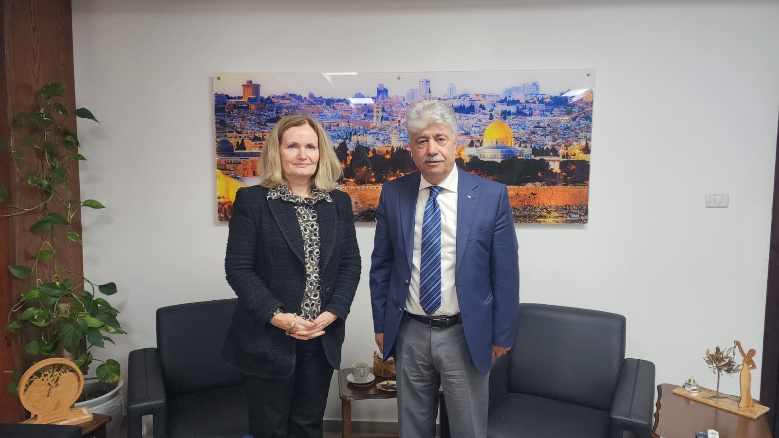 د. مجدلاني يلتقي القنصل البريطاني ويبحثان القضايا ذات الاهتمام المشترك د. مجدلاني يلتقي القنصل البريطاني ويبحثان القضايا ذات الاهتمام المشترك